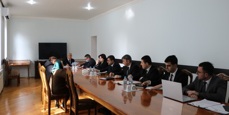 RİH-nin inzibati binasında keçirilən qəbul zamanı rayon rəhbəri müavinlərin, şöbə müdirlərinin, rayonun idarə, müəssisə və xidmət sahələrinin rəhbərlərinin iştirakı ilə vətəndaşları qəbul edib və onları narahat edən məsələlərlə yaxından tanış olub, müraciətlərini və təkliflərini dinləyib