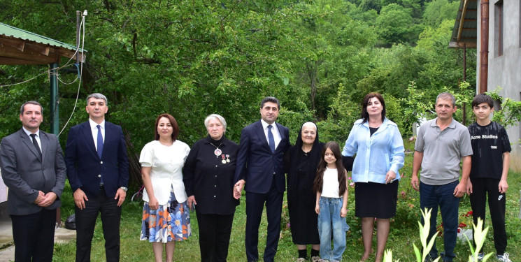 Qax Rayon İcra Hakimiyyətinin başçısı Elvin Paşayev rayon rəhbəri təyin olunduğu gündən şəhidlər xiyabanını və ərazidə mövcud olan şəhid məzarlarını ziyarət edir, mütəmadi olaraq onların ailələrinə baş çəkir, qayğıları ilə yaxından maraqlanır